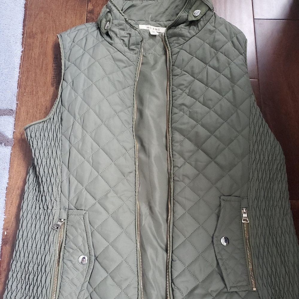 Green vest size medium women's by mini brand, gold details